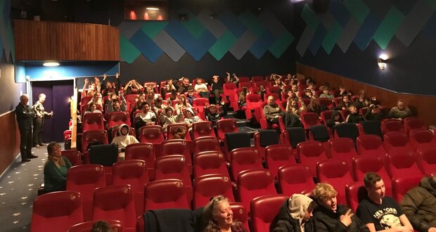 Elever sidder klar til at se film i Skibby Kino. Foto: Frederikssund Kommune.