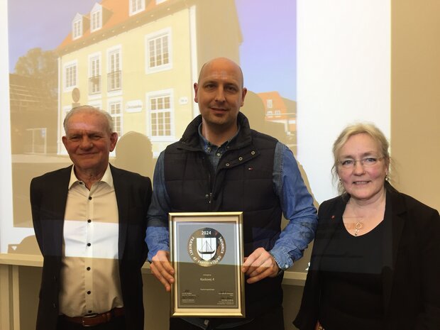 Bygningen på Kocksvej 4 fik hædrende omtale. Fra venstre: Hans Maar Andersen, Bygnings – og Landskabskultur i Frederikssund, Mads Søndergaard adm. Dir. Søndergaard, Tina tving Stauning, borgmester (A). Foto: Frederikssund Kommune.