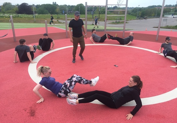 Unge træner på den udendørs gymnastiksal ved Idrætsbyen i Frederikssund. Foto: Frederikssund Kommune.