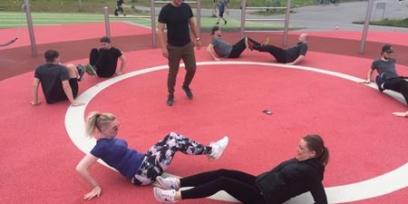Unge træner på den udendørs gymnastiksal i Idrætsbyen. Foto: Frederikssund Kommune.
