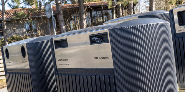 Genbrugsbeholdere i Kulhuse. Foto: Frederikssund Kommune, Kenneth Jensen.