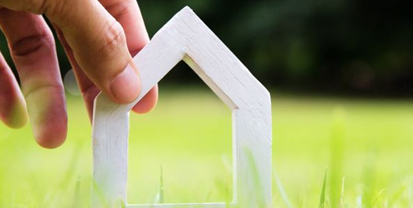 Lille modelhus på græsunderlag. Foto: Colourbox.