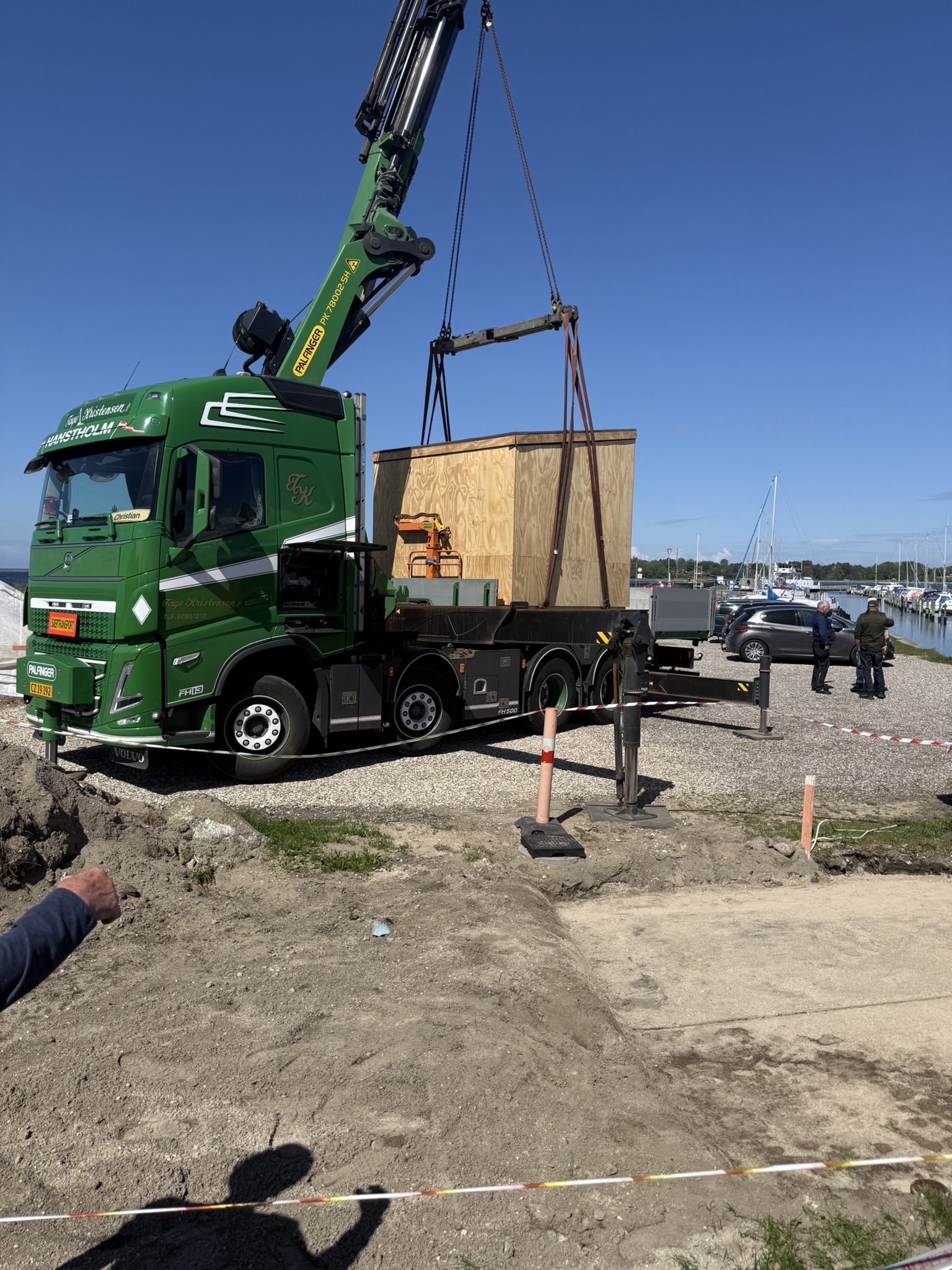 Toilet løftes på plads. Foto: Frederikssund Kommune