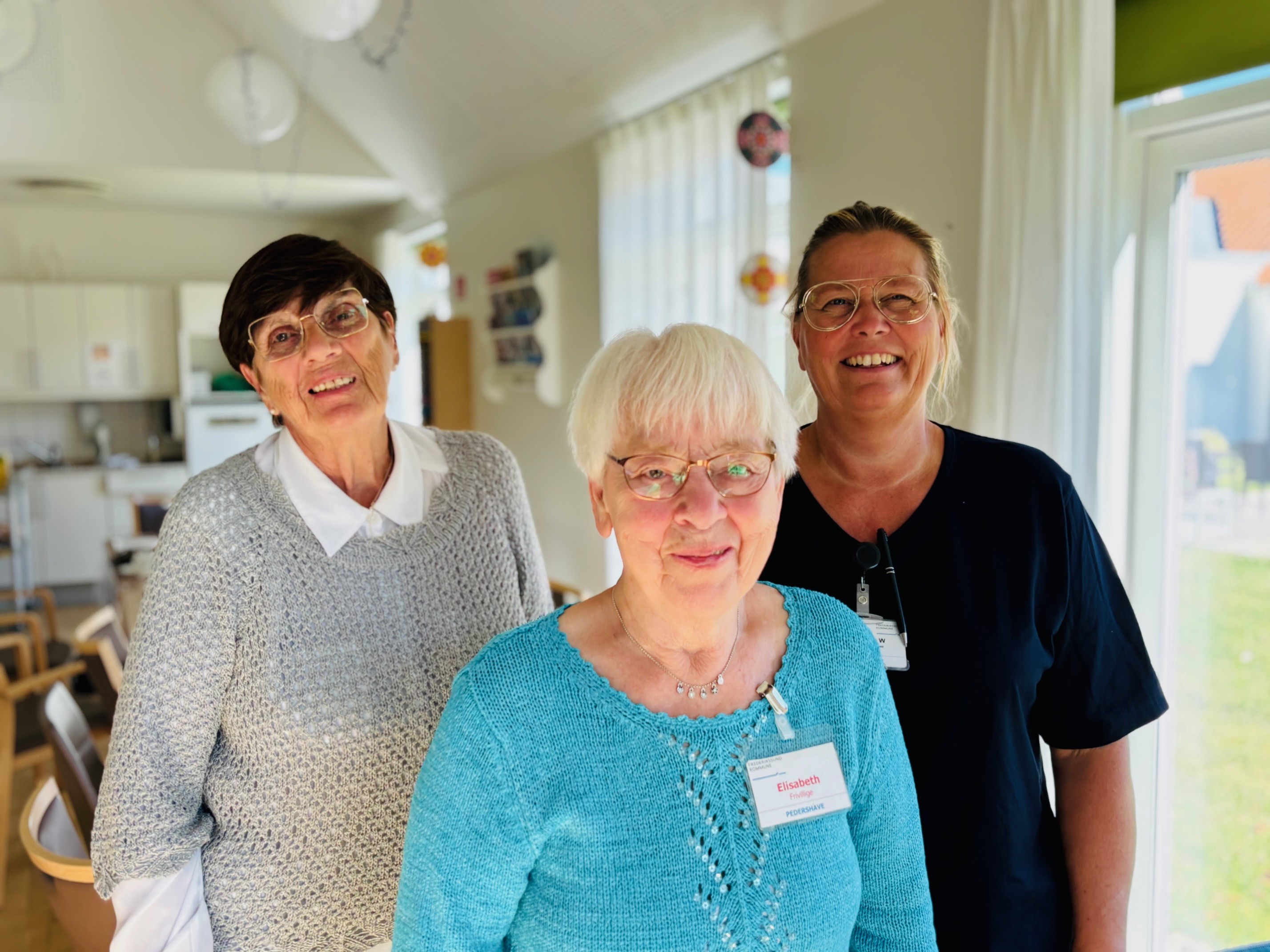 Foto af to frivillige kvinder og en medarbejder på Pedershave