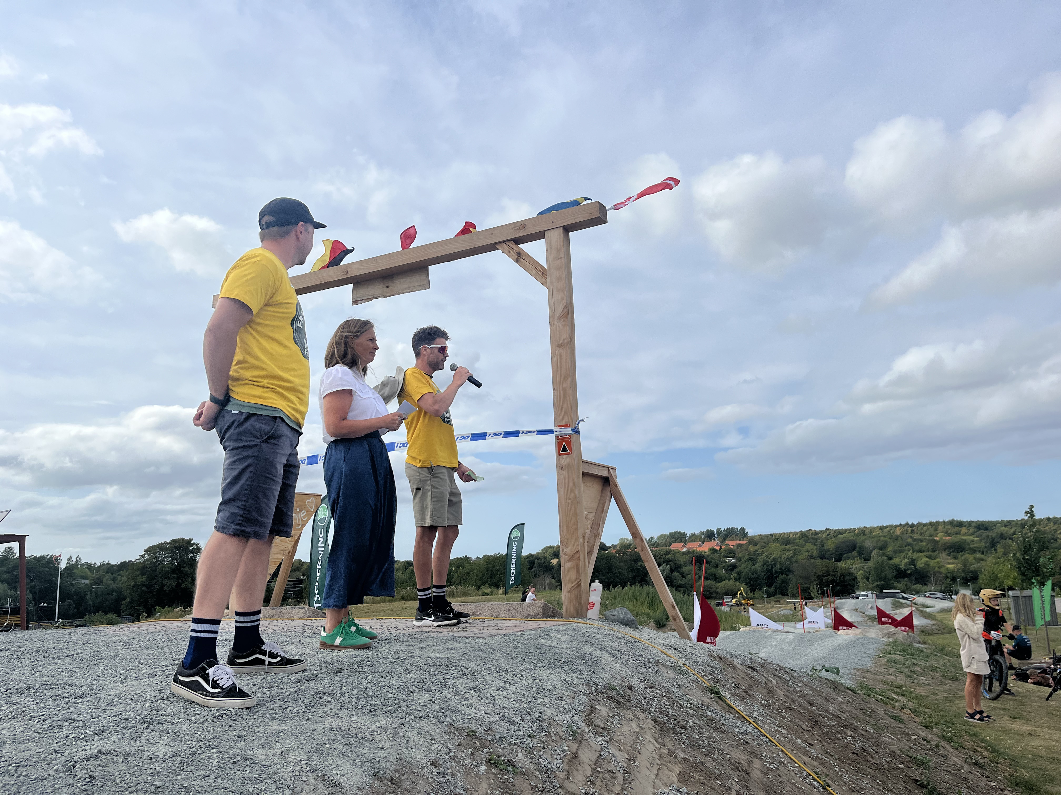 Talerne står på bakken. Foto: Frederikssund Kommune