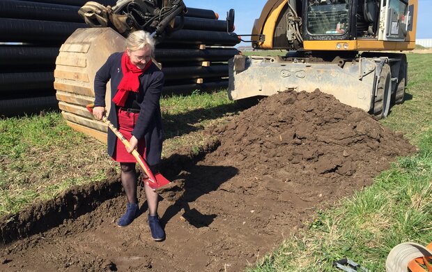 Borgmester Tina Tving Stauning (A) tager første spadestik. Foto: Frederikssund Kommune.