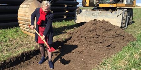 Borgmester Tina Tving Stauning (A) tager første spadestik. Foto: Frederikssund Kommune.