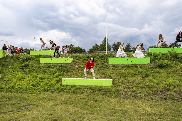 Unge danser street dance på betonklodserne ved Den røde løber. Foto: Frederikssund Kommune, Kenneth Jensen.