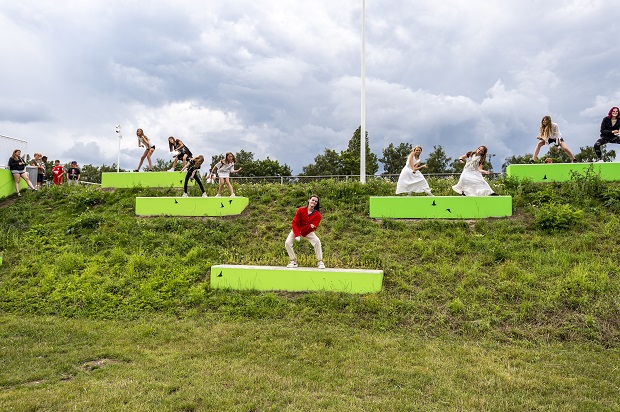 Unge danser street dance på betonklodserne ved Den røde løber. Foto: Frederikssund Kommune, Kenneth Jensen.