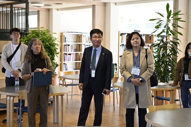 Skoleinspektøren fra Sydkorea lyttede interesseret under fremvisningen af skolen. Foto: Frederikssund Kommune
