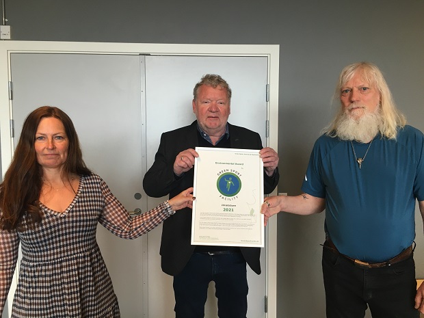 Certificeringen overrækkes af formanden for Halinspektørernes forening, Henrik Høy-Caspersen til formand for Fritids- og Kulturudvalget Jesper Wittenburg samt formand for Folkeoplysningsudvalget Anne Sofie Uhrskov. Foto: Frederikssund Kommune.