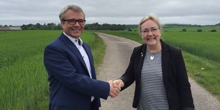 Adm. direktør i Foss Kim Vejlby Hansen og borgmester Tina Tving Stauning giver hånd på handlen på grunden i Vinge. Foto Frederikssund Kommune.