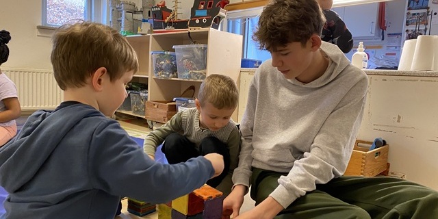 Lucas Abel leger med børnene i Børnehuset Bakkebo. Foto: Mikala Tordrup.