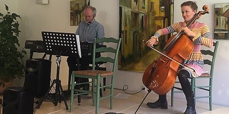 Pianist Anders Ahnfeldt-Rønne og cellisten Kirstine Elise Pedersen spiller for beboerne på Klintegården. Foto: Frederikssund Kommune.