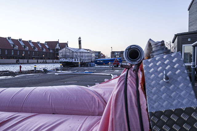 Udlægning af watertubes på Nordkajen i Frederikssund. Foto: Kenneth Jensen, Frederikssund Kommune.