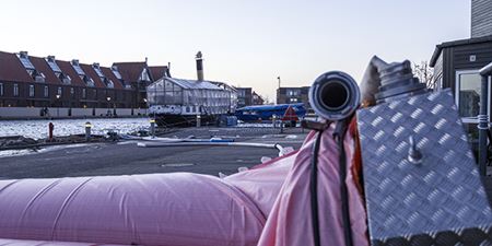 Udlægning af watertubes på Nordkajen i Frederikssund. Foto: Kenneth Jensen, Frederikssund Kommune.