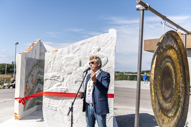 Borgmester John Schmidt Andersen taler ved overrækkelsen af kunstværk. Foto: Frederikssund Kommune, Kenneth Jensen.