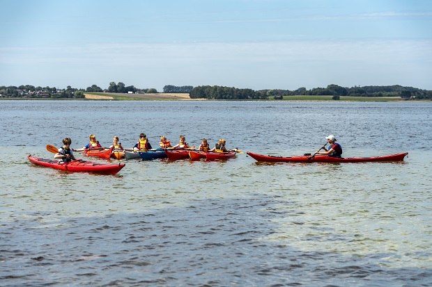 Unge sejler i kajak på fjorden. Foto: Frederikssund Kommune, Kenneth Jensen.