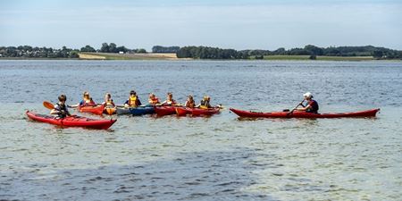 Unge sejler i kajak på fjorden. Foto: Frederikssund Kommune, Kenneth Jensen.