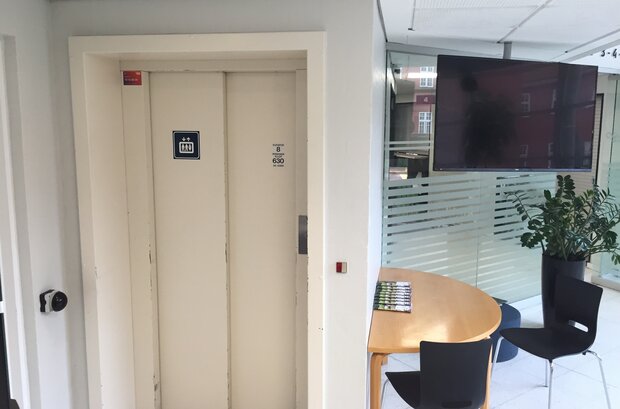 Rådhusets elevator i forhallen. Foto: Frederikssund Kommune.