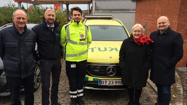 Møde ved akutbilen. Fra højre: Regionsrådsformand Lars Gaardhøj, borgmester Tina Tving Stauning, paramediciner Frederik Nielsen, cheflæge for 112 Anders Damm-Hejmdal og kommunaldirektør Torben Kjærgaard. Foto: Frederikssund Kommune.