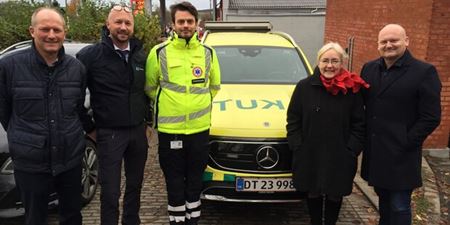 Møde ved akutbilen. Fra højre: Regionsrådsformand Lars Gaardhøj, borgmester Tina Tving Stauning, paramediciner Frederik Nielsen, cheflæge for 112 Anders Damm-Hejmdal og kommunaldirektør Torben Kjærgaard.