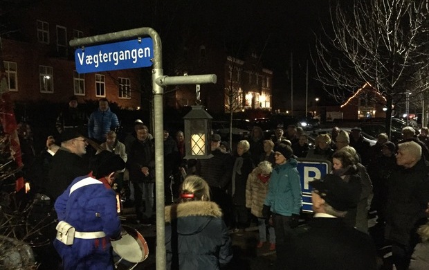 En gruppe mennesker samlet ved afsløringen af det nye vejnavn. Foto: Frederikssund Kommune.