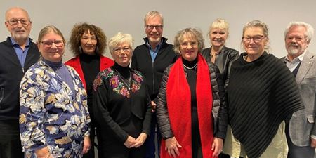 Ældrerådet 2022 - 2025. Bagerst fra venstre: Lars Boe, Lissi Gyldendahl, Peter Møller, Vicki Hansen, Jørgen Hansen Forrest fra venstre: Inga Solveig Helver, Berith Stehr, Lis Olsen, Anne-Mette Olsen. Foto: Frederikssund Kommune.