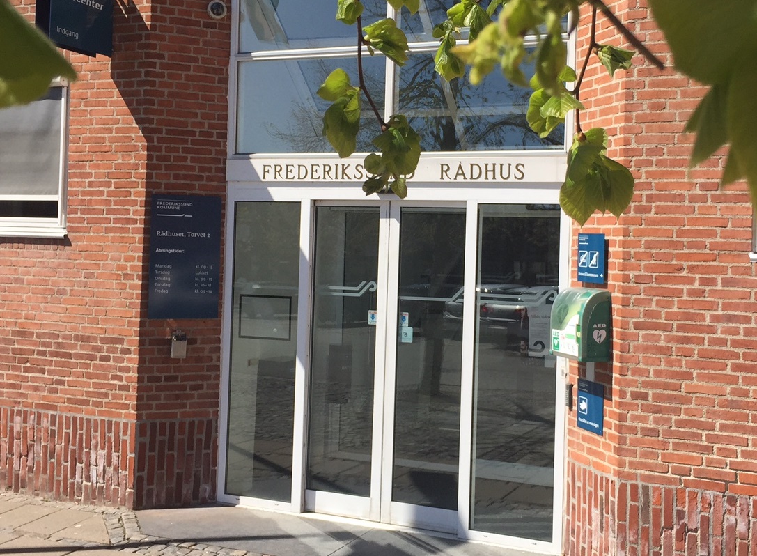 Indgangen til Frederikssund Rådhus og borgercentret. Foto: Frederikssund Kommune.