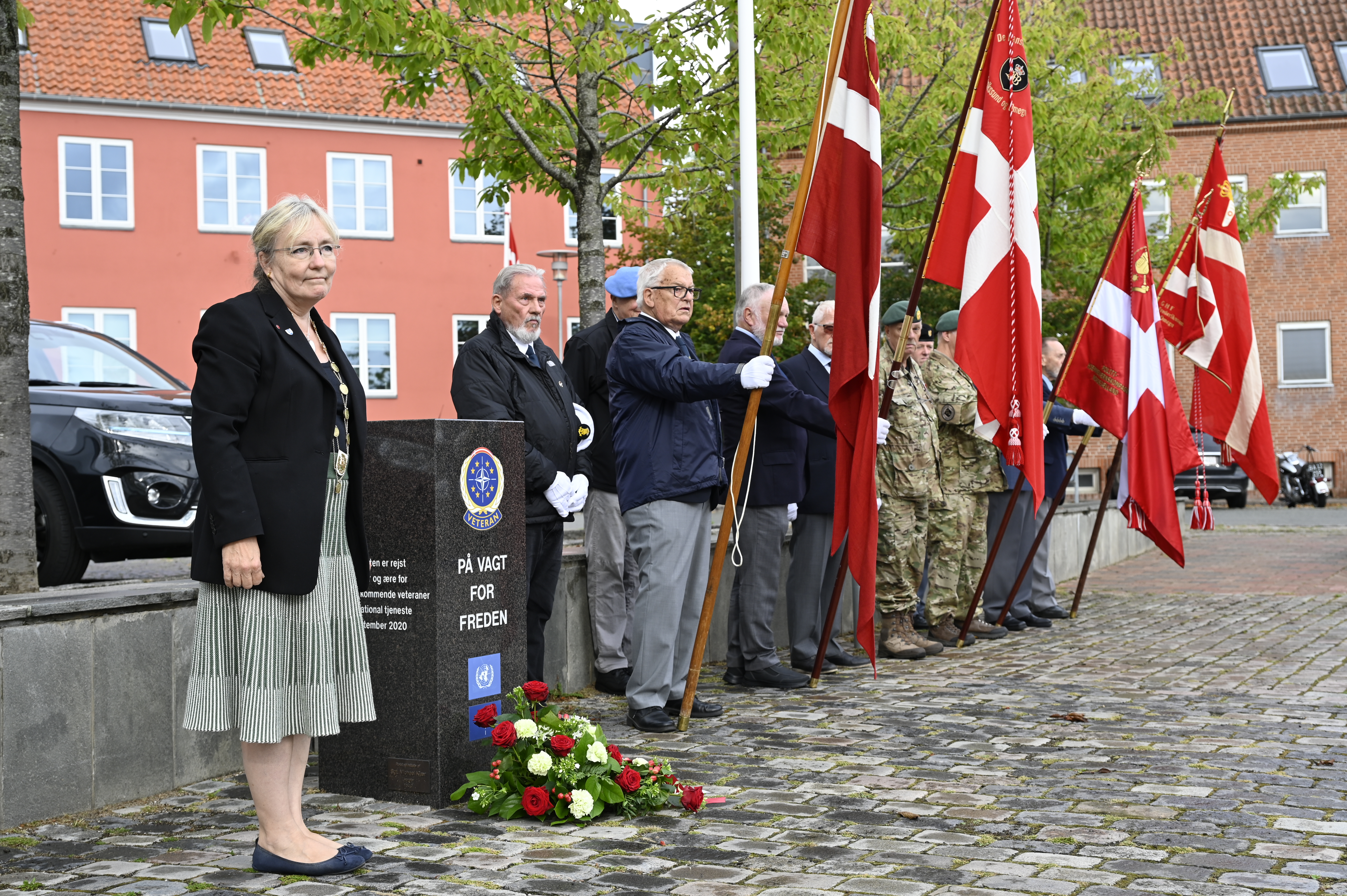 Tina Tving Stauning foran mindestenen under to minutters stilhed. Foto: Frederikssund Kommune