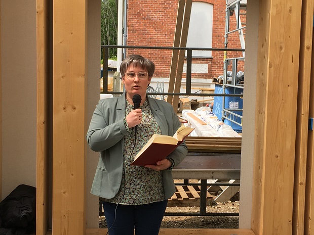 Pædagogisk leder Tania Stensgaard Nielsen læser op af eventyret om Børnehuset Gyldensten. Foto Frederikssund Kommune.