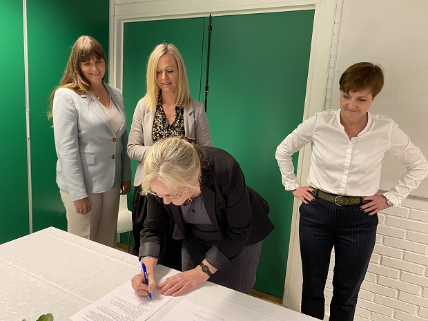 Borgmester Tina Tving Stauning underskriver partnerskabsaftalen. Foto: Frederikssund Kommune.