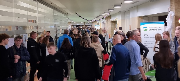 Elever og deres forældre i gangene på Campus Frederikssund. Foto: Frederikssund Kommune.