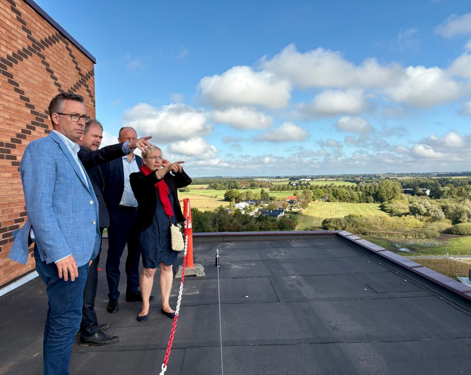 Borgmester Tina Tving Stauning (A) viser Vinge frem for finansminister Nicolai Wammen (A). Foto: Frederikssund Kommune