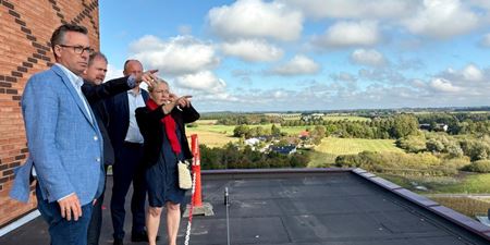 Borgmester Tina Tving Stauning (A) viser Vinge frem for finansminister Nicolai Wammen (A). Foto: Frederikssund Kommune