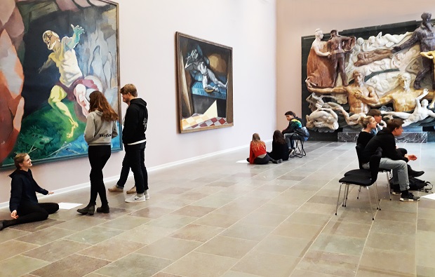 Gæster kigger på malerier på Willumsens Museum. Foto: Willumsens Museum.