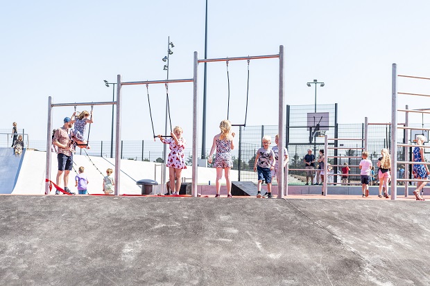 Børn leger med trapez i Den Udendørs Gymnastiksal. Foto: Frederikssund Kommune, Kenneth Jensen.