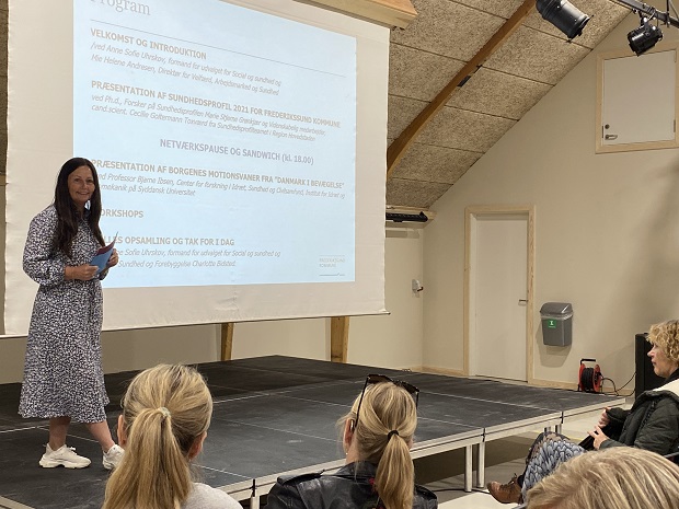 Formand for udvalget for Social og sundhed, Anne Sofie Uhrskov (V) byder de fremmødte velkommen til kickoff for sundhedspolitikken. Foto: Frederikssund Kommune.