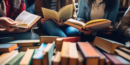 Unge mennesker læser bøger. Foto: AdobeStock.