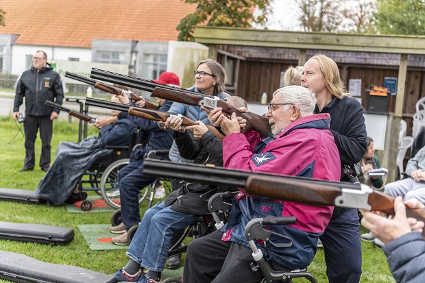 De ældre beboere fra omsorgscentrene klar til at affyre geværer. Foto: Frederikssund Kommune, Kenneth Jensen.