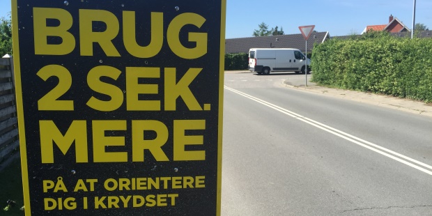 Kampagneplakat opsat kort før kryds. Foto: Frederikssund Kommune.