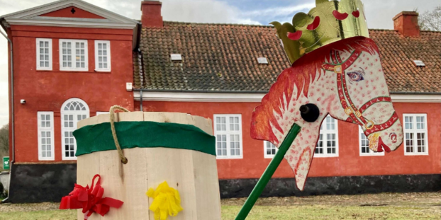 Fastelavnstønde og kæphest foran Museum Færgegården. Foto: Romu.