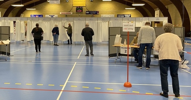 Valghandlingen er i gang i Skibbyhallen. Foto: Frederikssund Kommune.