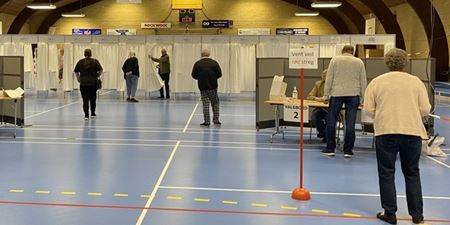 Valghandlingen er i gang i Skibbyhallen. Foto: Frederikssund Kommune.