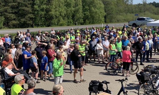 Et par hundrede mennesker var mødt op for at indvie cykelstien. Foto: Frederikssund Kommune, Charlotte Lundgreen Moreton.