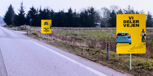 Kampagneplakater langs landevej med budskabet: Vi deler vejen. Foto: Vejdirektoratet.