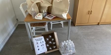 Poser med håndsprit, vådservietter, plakater med mere er klar til at blive udleveret til musikskolens lærere. Foto: Birgitte Andersen, Frederikssund Kommune.