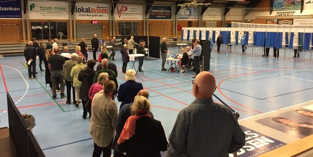 Vælgere i Frederikssundhallen. Foto: Frederikssund Kommune.