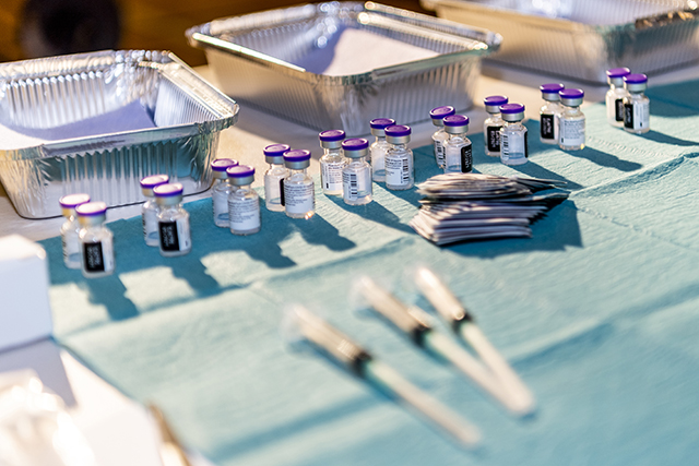 Vaccineglas og kanyler gøres klar til brug. Foto: Kenneth Jensen, Frederikssund Kommune.