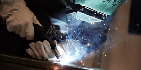 Smed svejser et stykke stål. Foto: Frederikssund Kommune.
